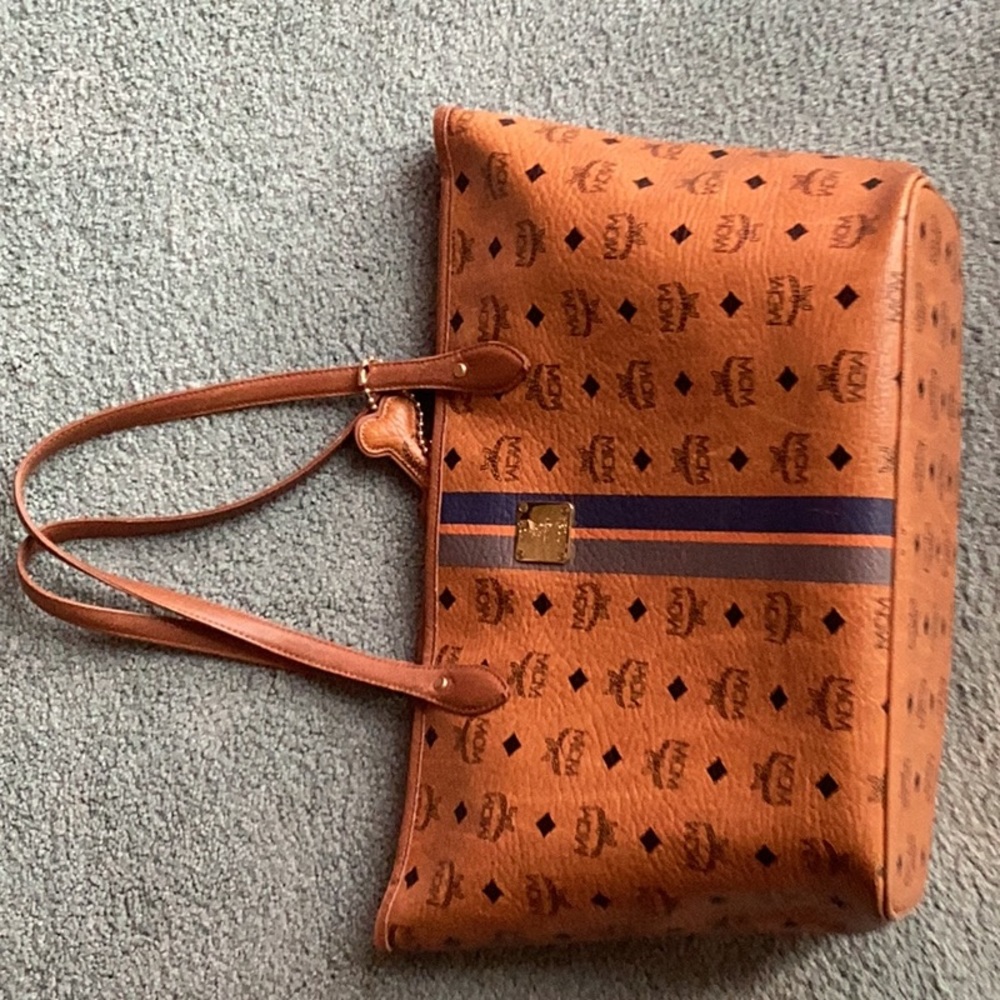 Original MM size MCM preloved made in China with inclusions. White tag n card.